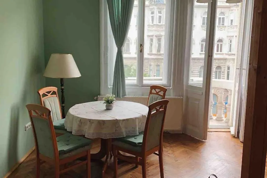 5 Downtown Vintage Apartment With Balcony Budapest